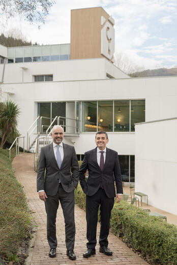 Xabier Egibar eta Adolfo Plaza, Laboral Kutxako zuzendari nagusi eta lehendakaria, hurrenez hurren.