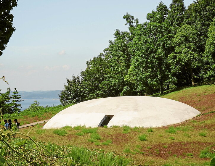 Paisaia eraikiak, bi magal zuri Teshima uhartean.