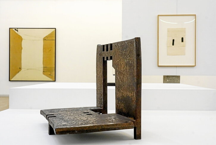 La galería bilbaina Carreras Múgica acoge la exposición «Tàpies-Chillida» hasta el 8 de marzo, una conexión entre dos artistas que, con diferentes obras, lugares y momentos, sigue viéndose en Euskal Herria.