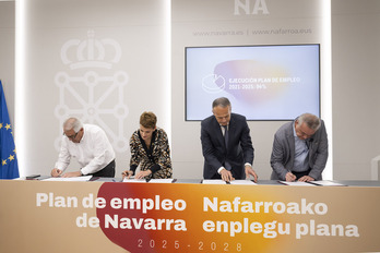 Firma del acuerdo entre representantes del Gobierno navarro, CEN, UGT y CCOO.