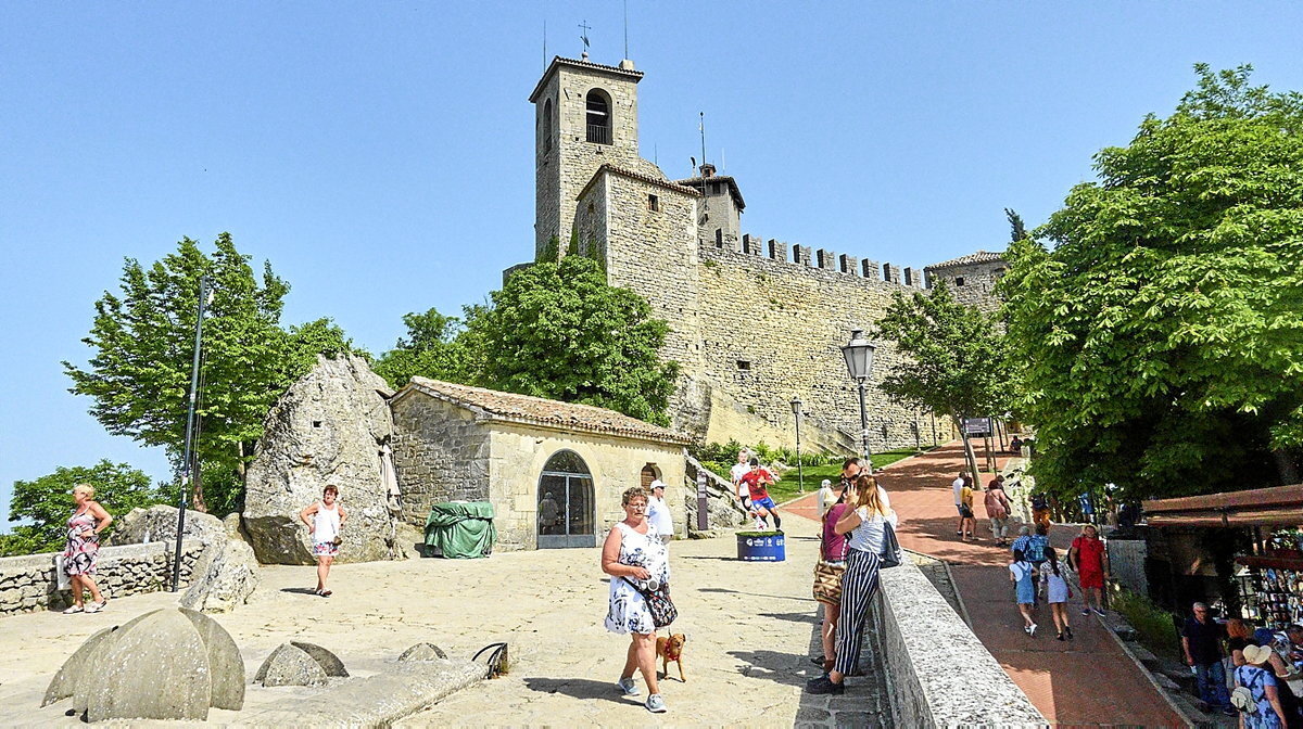 Turistas paseando por la antigua fortificación de San Marino. (EyesWideOpen - Getty Images)