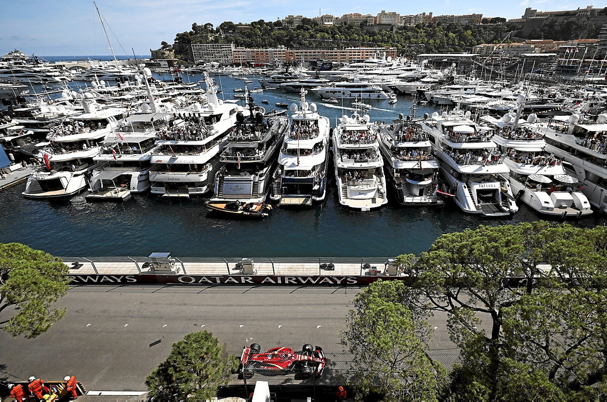 Lujosos yates en Mónaco, donde se disputa una de las pruebas más conocidas del campeonato de Fórmula 1. (Song Haiyuan-MB Media | Getty Images)