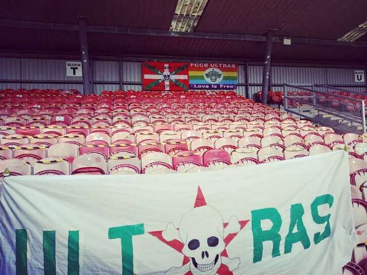 La ikurriña que habita en el fondo de las gradas del estadio Turners Cross de Cork City.