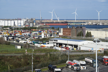 Vista panorámica de las instalaciones portuarias en Zierbena.
