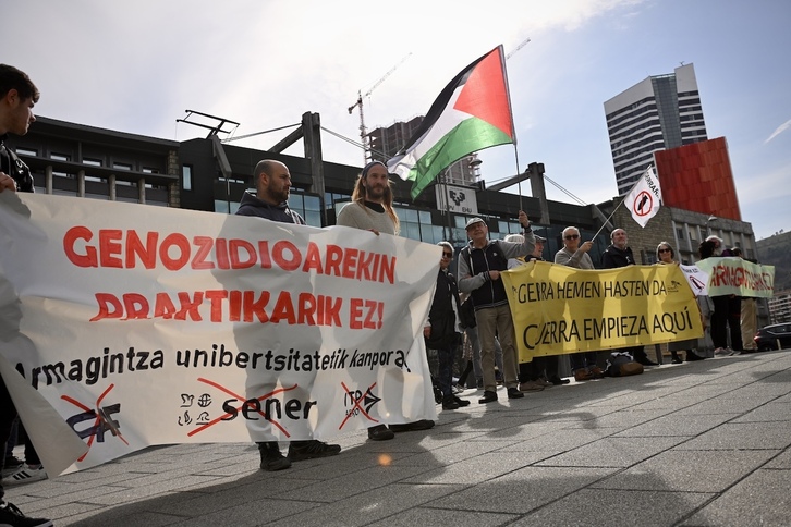 Concentración de este martes ante la Escuela de Ingeniería de la UPV/EHU.