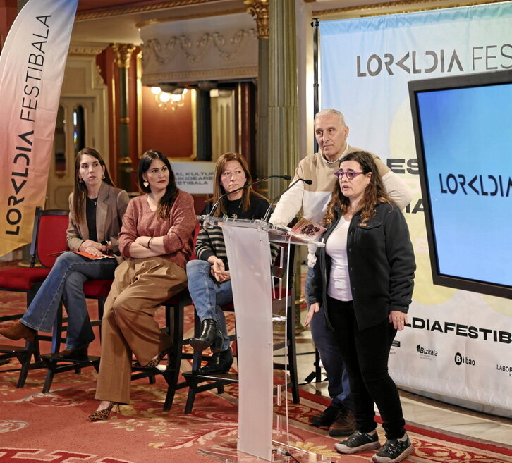 Amaia Ocerin eta Imanol Agirre, erakunde babesleekin, Arriagako aurkezpenean, atzo.