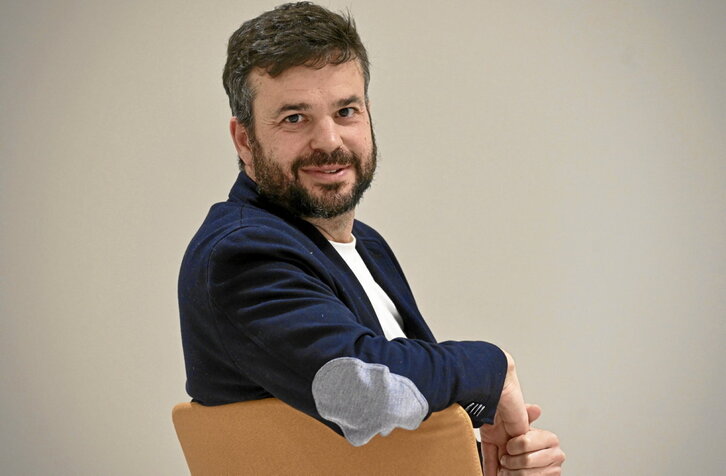 Paul Blasi PSEko programa eta ikerketa idazkaria atzo, NAIZ Irratiko estudioetan.