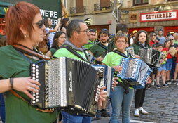 Trikitilari taldea Iruñeko Udaletxe plazan, iazko Euskal Herriko Trikitixa Egunean.
