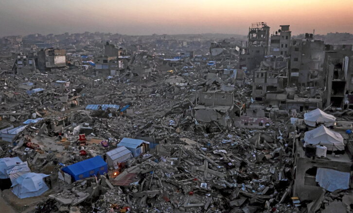 Hogueras entre tiendas de desplazados entre las ruinas de Yabalia, en el norte de Gaza.