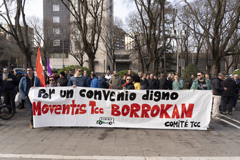 Concentración de trabajadores de las villavesas ante la Mancomunidad de Iruñerria.
