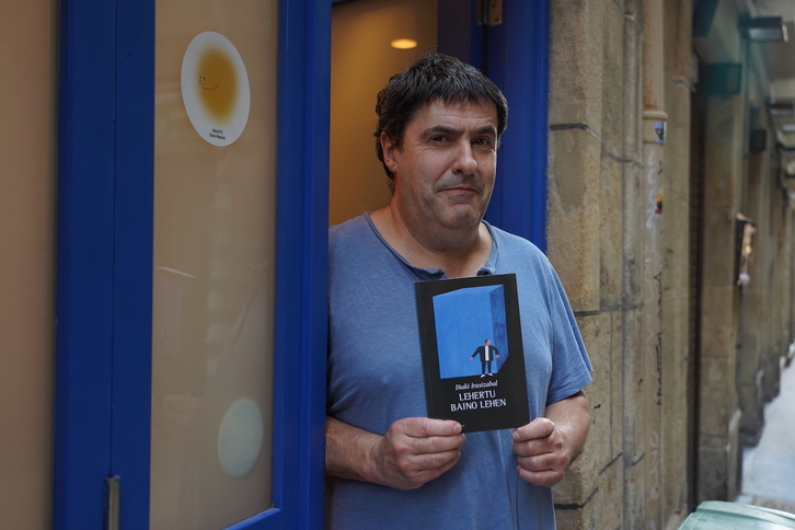 Iñaki Irasizabal, liburuaren aurkezpenean.