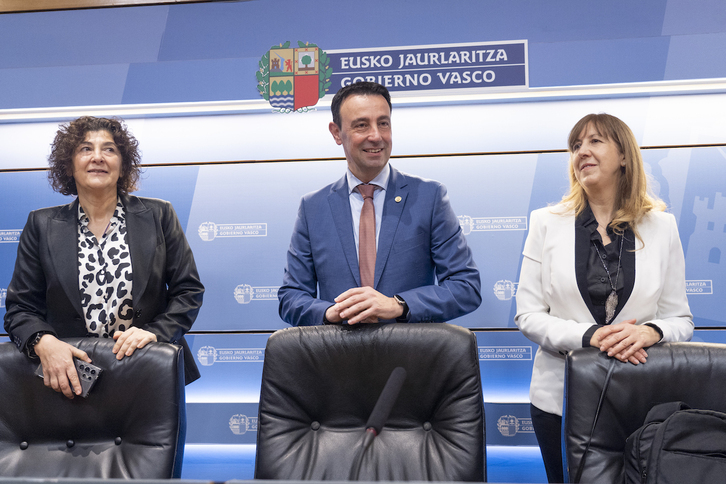 El vicelehendakari Mikel Torres, flanqueado por Elena Pérez e Icíar González, en la presentación de los datos de la Inspección de Trabajo, hoy en Bilbo.