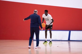 Pablo Laso instruye al joven Juom Maker Bol.