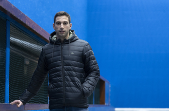 Luis Sánchez posa en el trinquete de Mendillorri, donde habitualmente entrena.