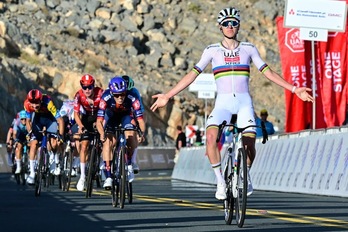 Superando al pelotón en los últimos metros, Pogaçar ha sumado su primera victoria de 2025.