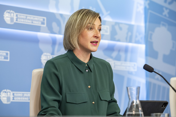 La consejera aseguró en rueda de prensa que su firma no es la importante, cuando la ley no recoge eso.