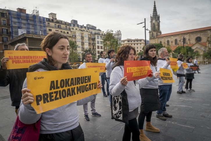 Acción de Sortu en Donostia contra la carestía de la vivienda, hace ahora un año.