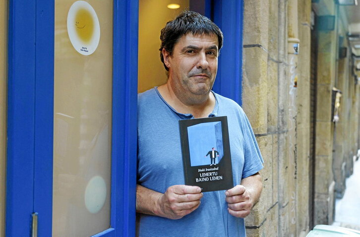 Iñaki Irasizabal, liburua eskuetan, atzoko aurkezpenean.