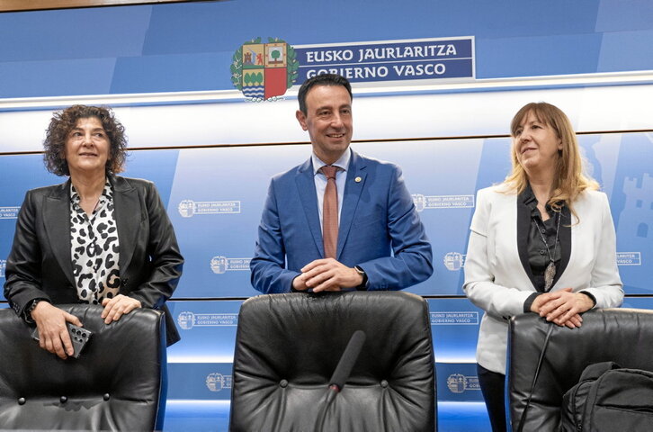 Mikel Torres, flanqueado por Elena Pérez e Icíar González, comparecieron en rueda de prensa.