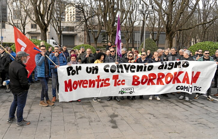 Concentración de trabajadores de las villavesas ante la Mancomunidad.