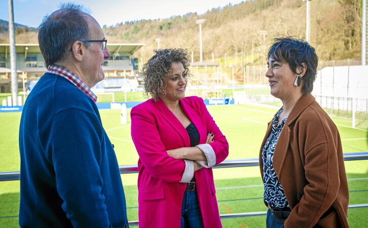 El consejero de la Real Joseba Ibarburu, Beatriz Álvarez y la consejera del Eibar Leire Barriuso charlan en Zubieta.