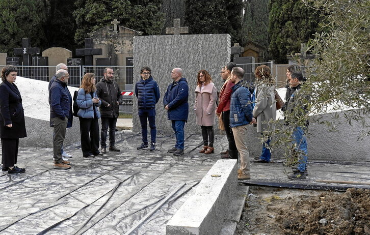 Visita de los ediles a las obras y, a su lado, ceremonia de inhumación de los 43 cuerpos en 2019.