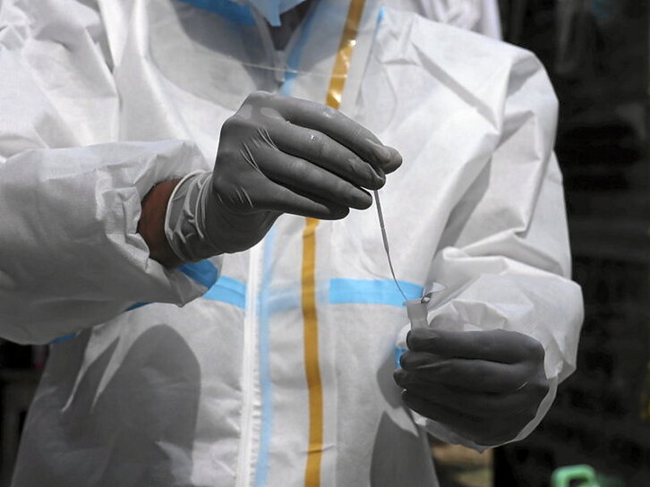 Imagen de un sanitario trabajando.