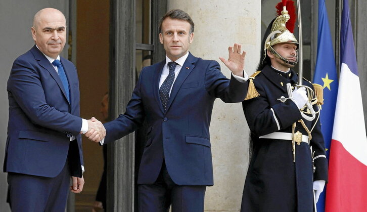 Emmanuel Macron recibe al presidente interino de Rumanía, Ilie Bolojan, en el Elíseo.