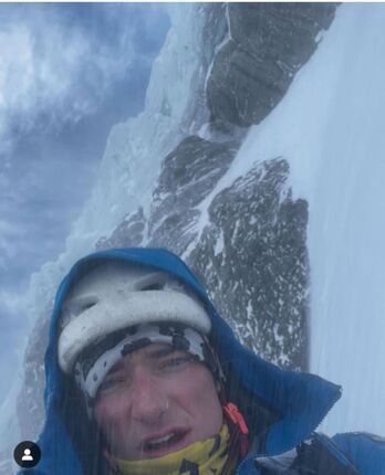 Balin Miller ‘Reality Bath’ bakarka igotzen; goialdean seracak ikusten dira.