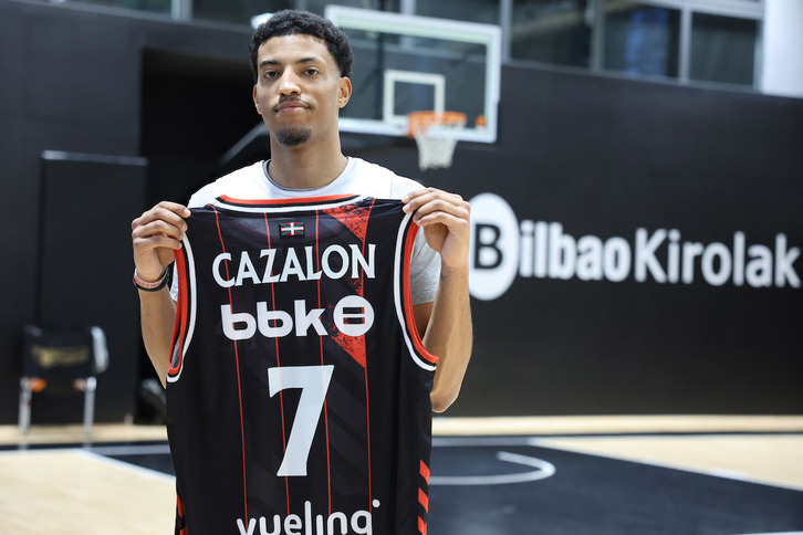 Malcom Cazalon posa con la camiseta de los hombres de negro.