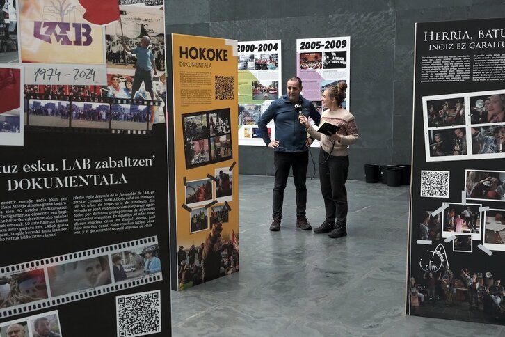 El responsable de Comunicación de LAB Nafarroa, Asier Azpilikuta, contesta a la periodista de NAIZ Irratia Maite Bidarte sobre la exposición en el Parlamento. 