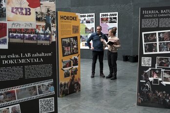 El responsable de Comunicación de LAB Nafarroa, Asier Azpilikueta, contesta a la periodista de NAIZ Irratia Maite Bidarte sobre la exposición en el Parlamento. 