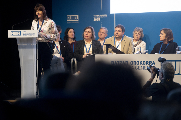 La presidenta de Eudel, Esther Apraiz, comparece en la Asamblea General que ha celebrado este organismo en Agurain.