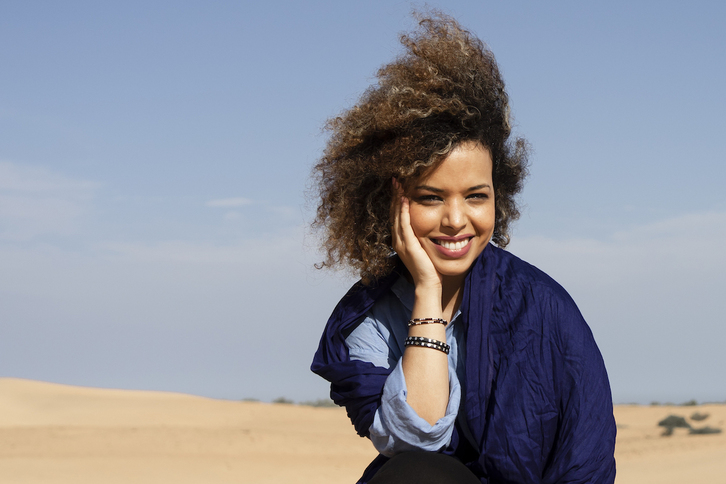 La periodista Ebbaba Hameida, nacida en los campamentos de refugiados de Tinduf, acaba de publicar su primera novela, «Flores de papel», un relato sobre el colonialismo, la guerra, el exilio y la identidad.