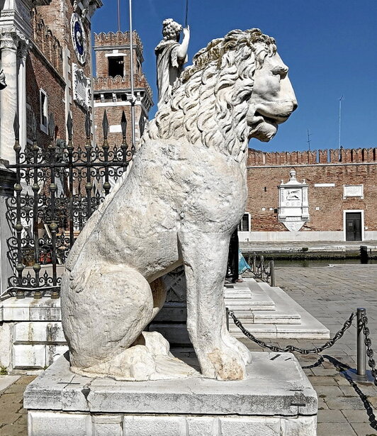 Pireoko Lehoia, Veneziako Arsenalaren atarian. 