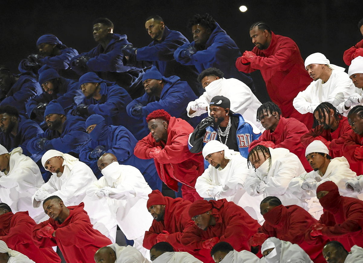 Emanaldiko dantzari beltzen jantzi urdin, zuri eta gorriek AEBetako bandera osatu zuten. Kevin SABITUS | GETTY IMAGES