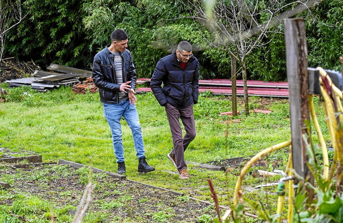 Martin Etxean harrera aurkitu duten bi lagun, baratzearen ondoko paseoan. Marisol RAMIREZ | FOKU