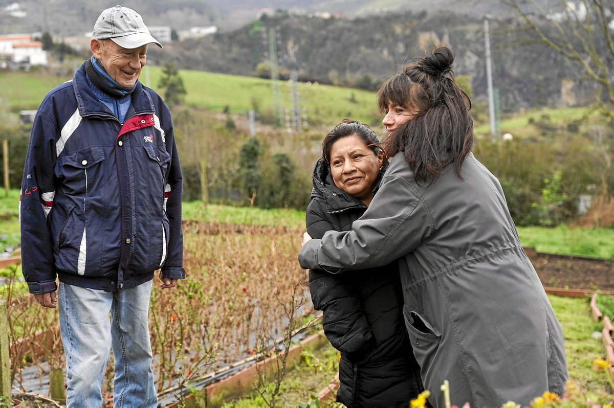 Iñaki Markiegi, Liliana Ulchur eta Paula Castro Vazquez. Martin Etxearen baratze ekologikoan. Marisol RAMIREZ | FOKU