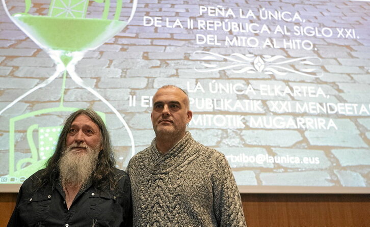 Jabiertxo Andiarena y Jokin Lizarraga presentaron el trabajo de memoria histórica de la peña La Única.