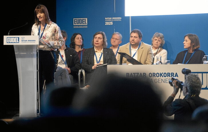 La presidenta de Eudel, Esther Apraiz, en la Asamblea General que celebró este organismo en Agurain.