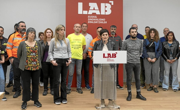 La coordinadora general de LAB compareció acompañada de una veintena de representantes de empresas en conflicto.