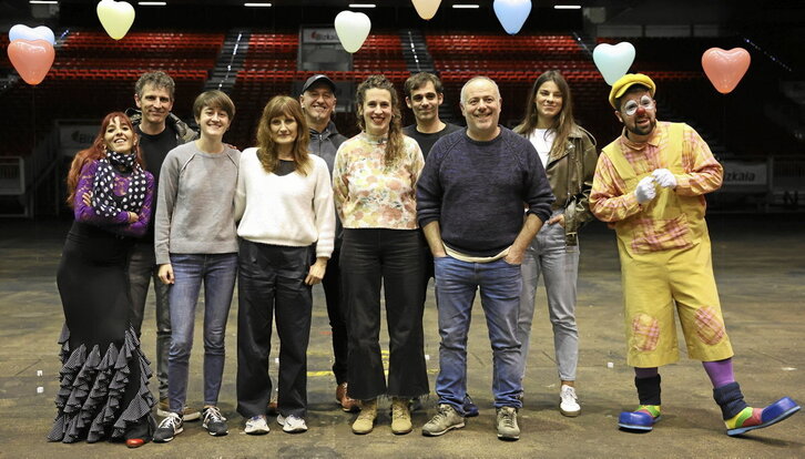 BECen izango diren kulturgileetako batzuk ondoan zituztela egin zuten agerraldia Maite Zaitut Kultur Elkarteko kideek.