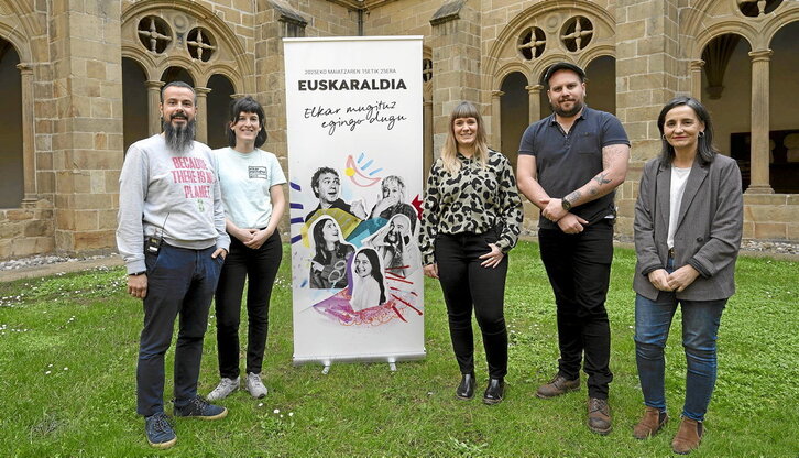 Euskaraldian parte hartuko duten zenbait entitatetako ordezkariak eta ariketaren koordinatzailea, atzo Donostiako San Telmo museoan.