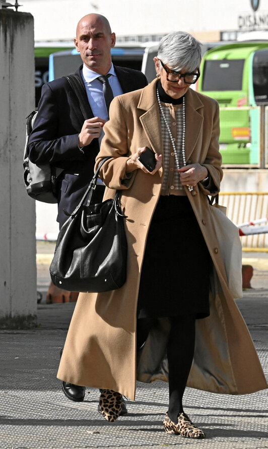 Luis Rubiales, junto a su abogada.