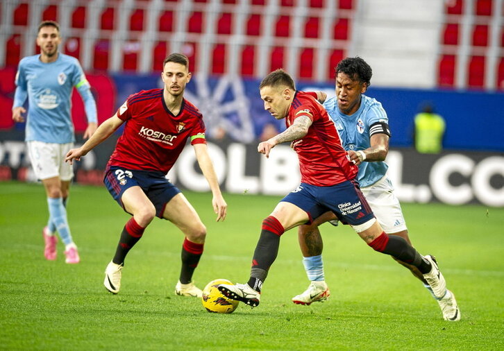 Rubén Peña, en la imagen precisamente en un partido contra el Celta, tiene muchos boletos para ser titular en Balaídos.