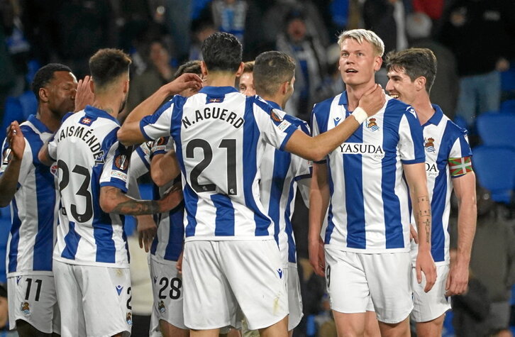 Piña del equipo después de que Oskarsson -a la derecha- anotara el quinto tanto txuri-urdin.