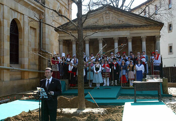 Zuhaitza landatu zuten eguna, Gernikan.