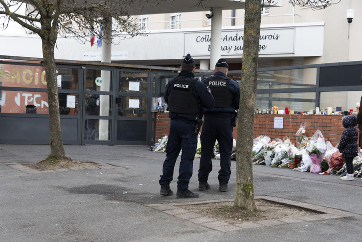Dos policías franceses en el extrerior de un centro educativo.
