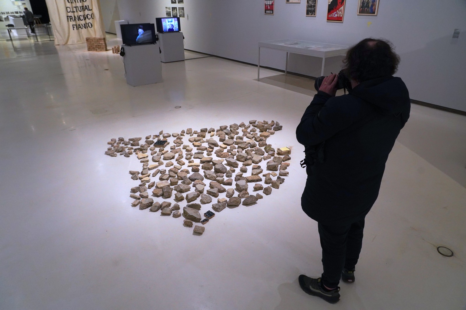 Mapa del Estado español elaborado con restos de las losas que cubrían las fosas comunes.