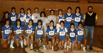 Marta Funes, con el equipo de basket Donosti Las Banderas de la temporada 1986/87